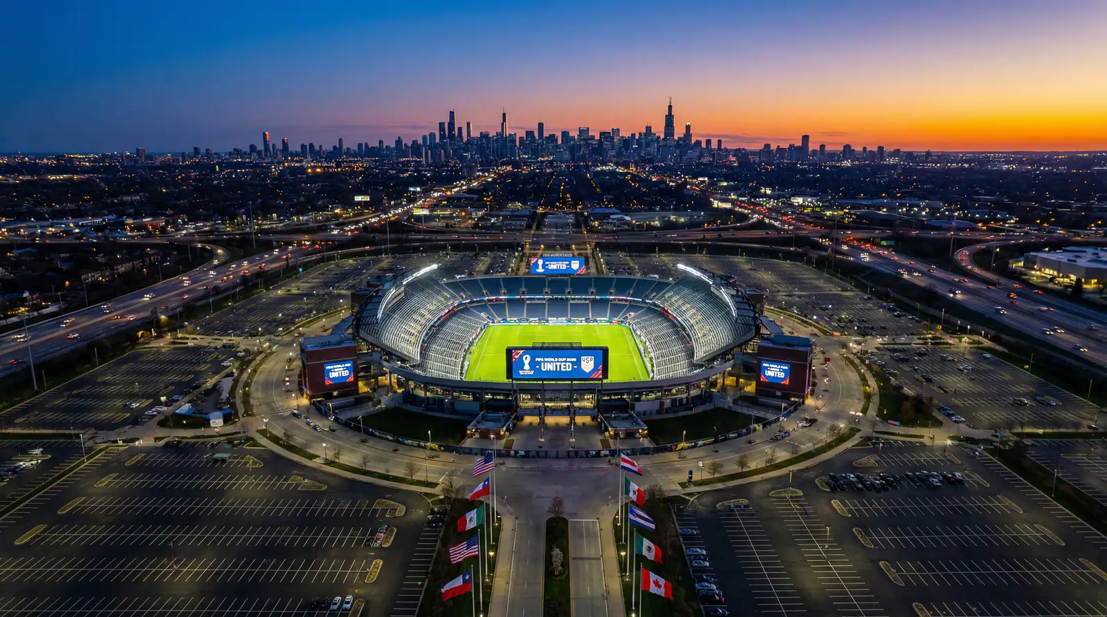 Fotbalový stadion v USA připravený na mistrovství světa 2026 s vlajkami zúčastněných zemí