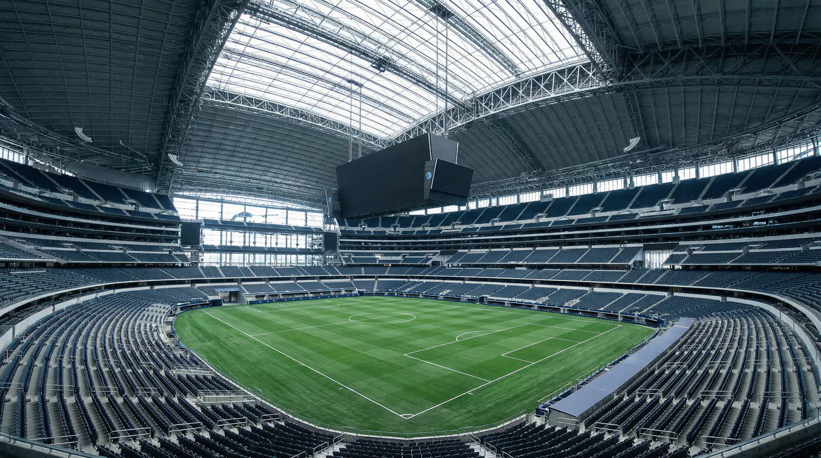 Moderní fotbalový stadion v USA s uzavíratelnou střechou a zeleným trávníkem před zápasem